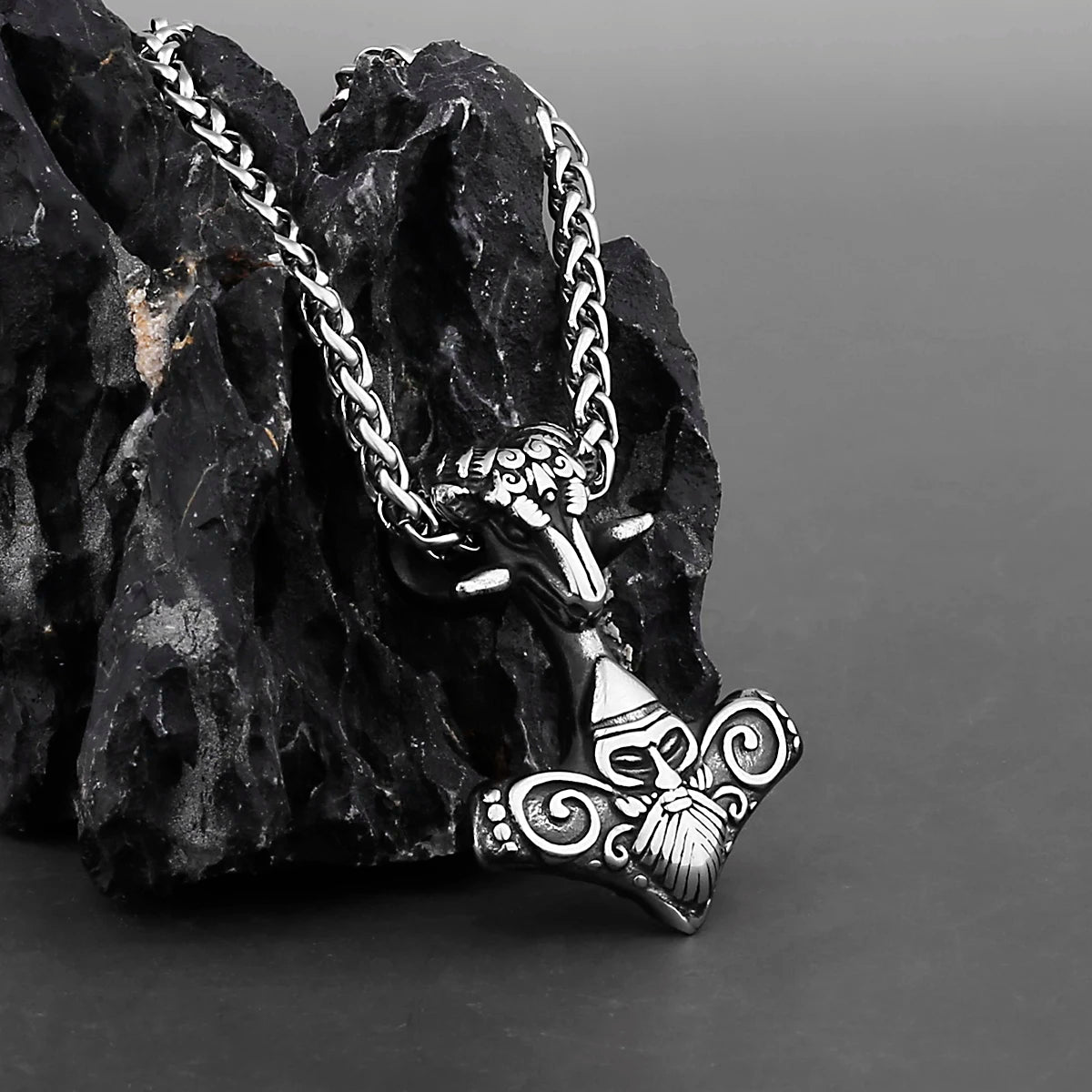 Pendentif representation d'Odin