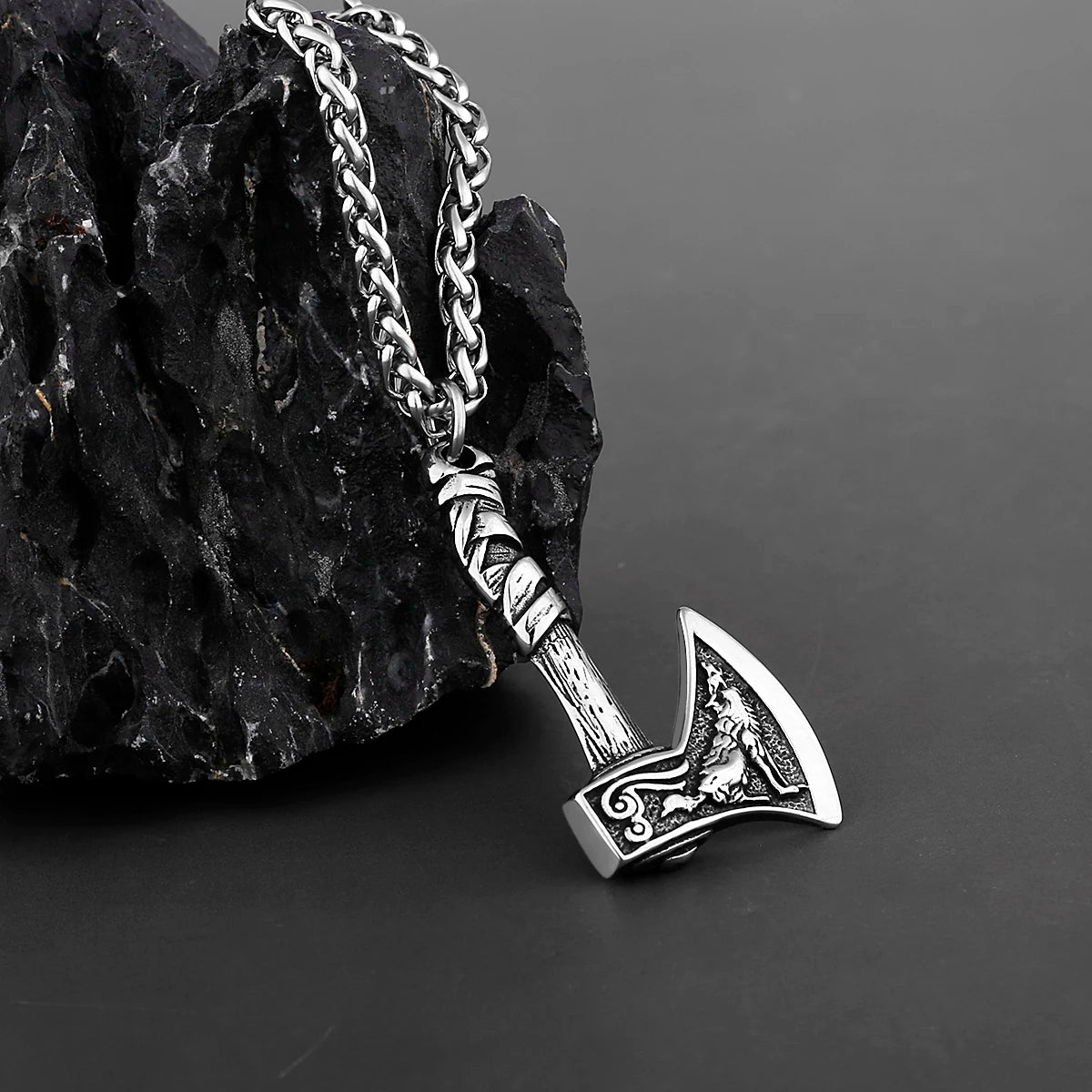 Pendentif Hache d'odin  avec représentation loup et corbeau d'Odin