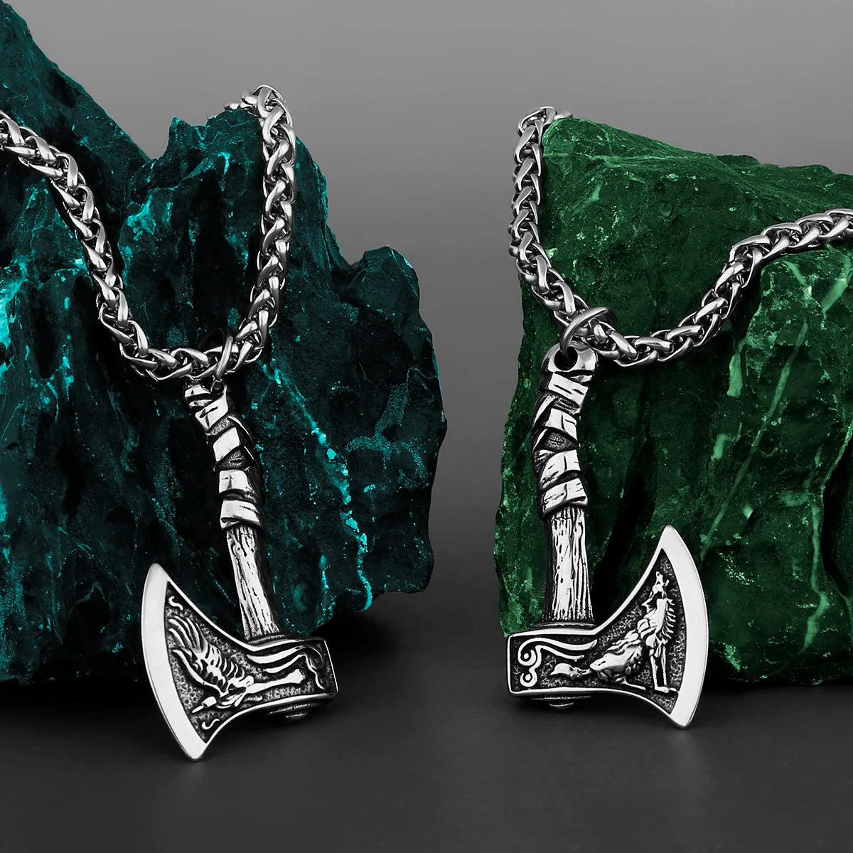 Pendentif Hache d'odin  avec représentation loup et corbeau d'Odin