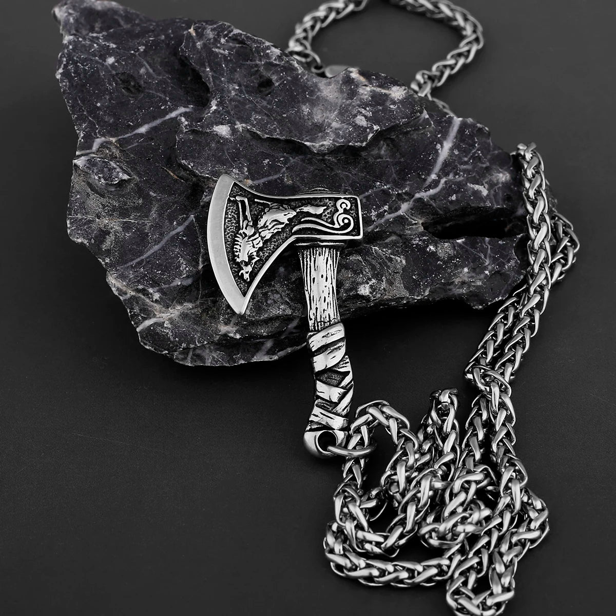 Pendentif Hache d'odin  avec représentation loup et corbeau d'Odin