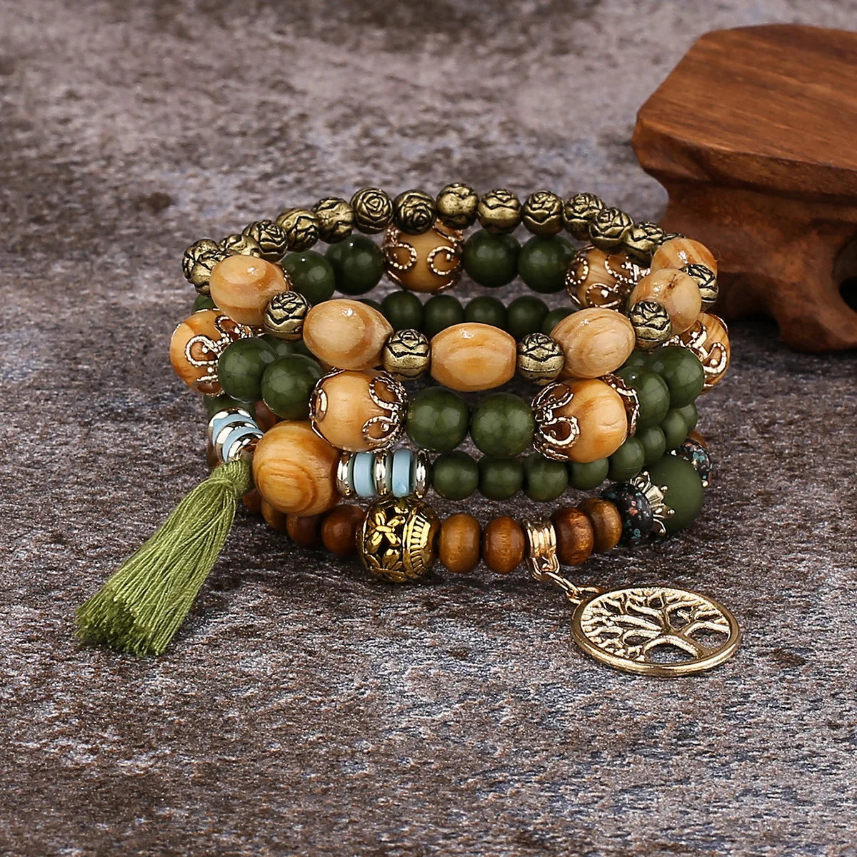 Ensemble de 4 bracelets éthique  en bois avec charme "arbre de vie"