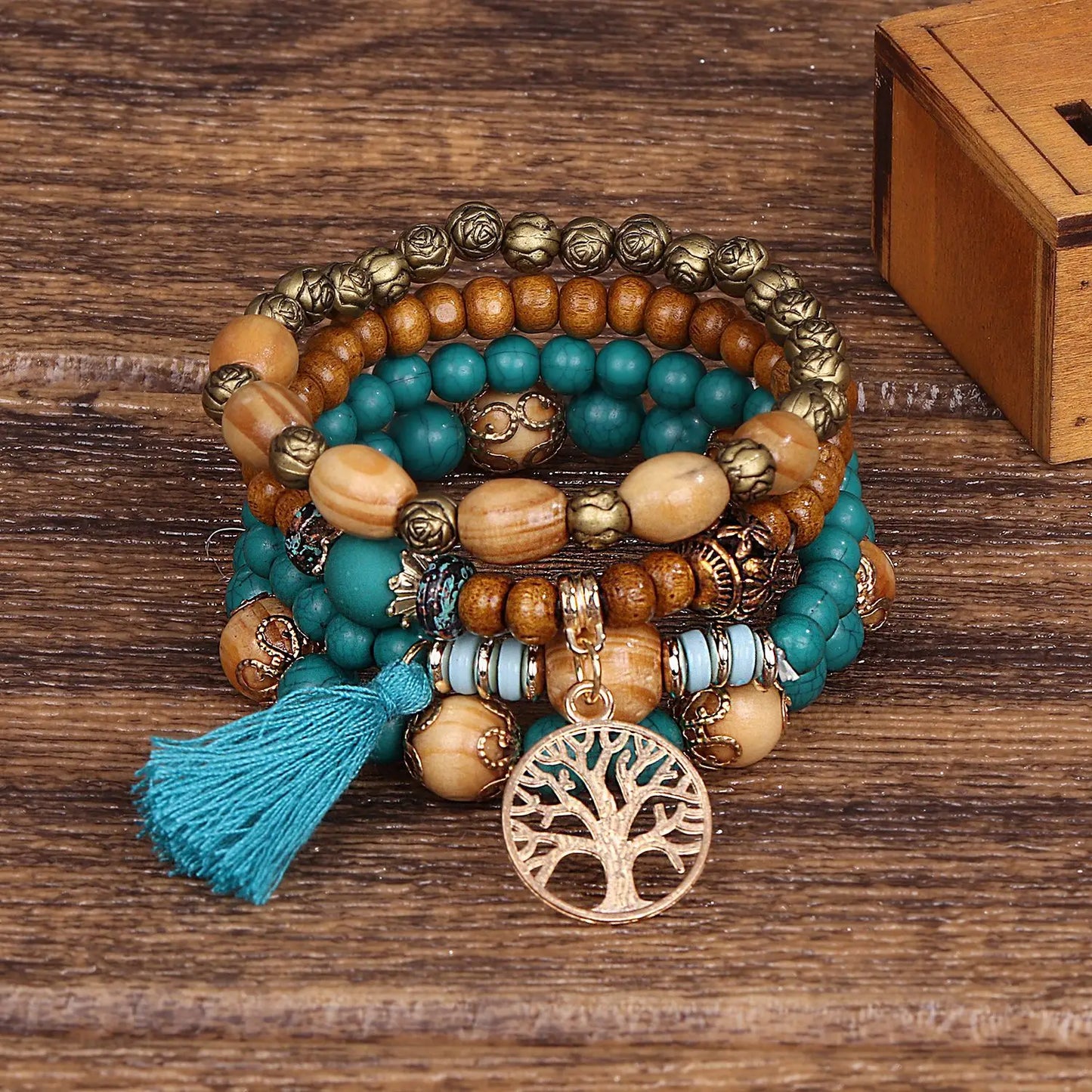 Ensemble de 4 bracelets éthique  en bois avec charme "arbre de vie"